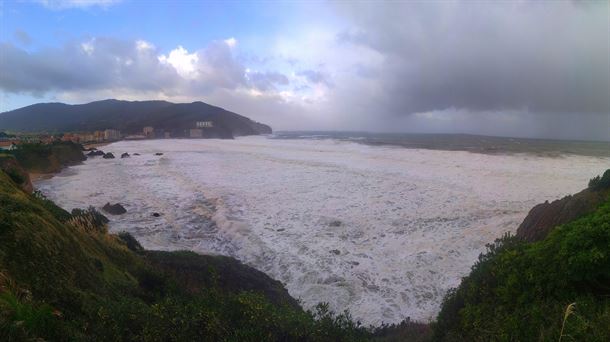 La playa de Bakio cubierta por el agua