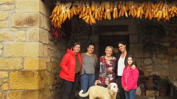 Garaiko Barrenengoa baserrian, Tere Mazaga, Iratxe Martinez, Paula eta Amarauneko lankideak. 