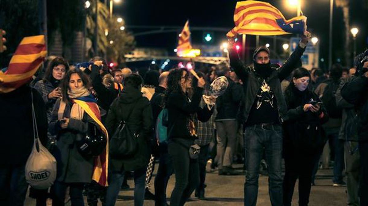 Los manifestantes han cortado la avenida Diagonal