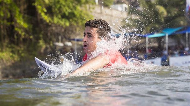 Andy Criere vive cada ola de mar de una manera única y personal