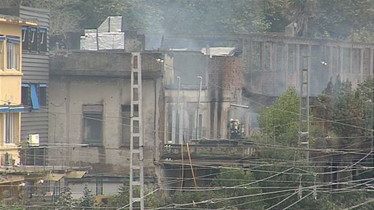 Bomberos trabajan apagando en incendio