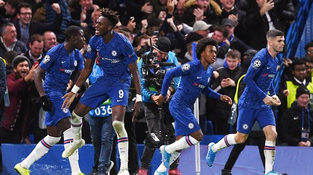 Los jugadores del Chelsea celebrando el cuarto gol.