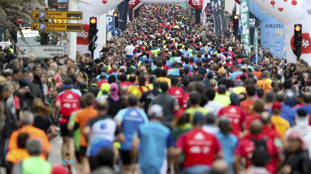 Miles de corredores, en una edición anterior de la Behobia-San Sebastián