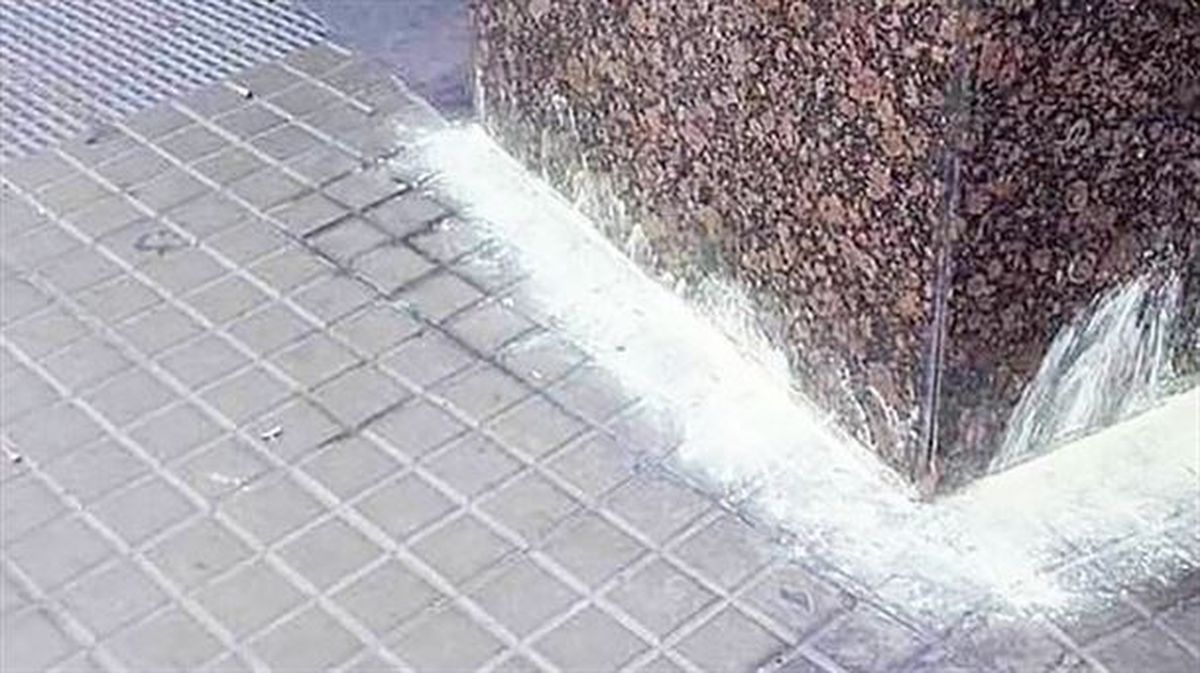Imagen del azufre difundida por la Policía municipal de Ondarroa para advertir a los vecinos.