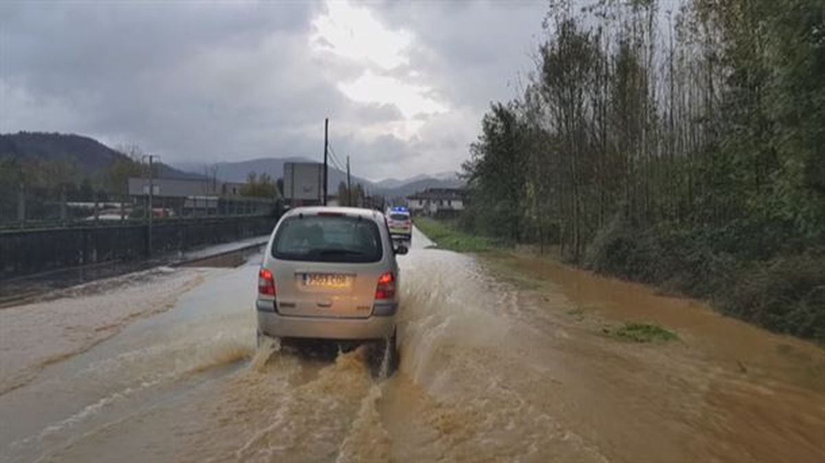 Inundaciones en varias carreteras de Abadiño