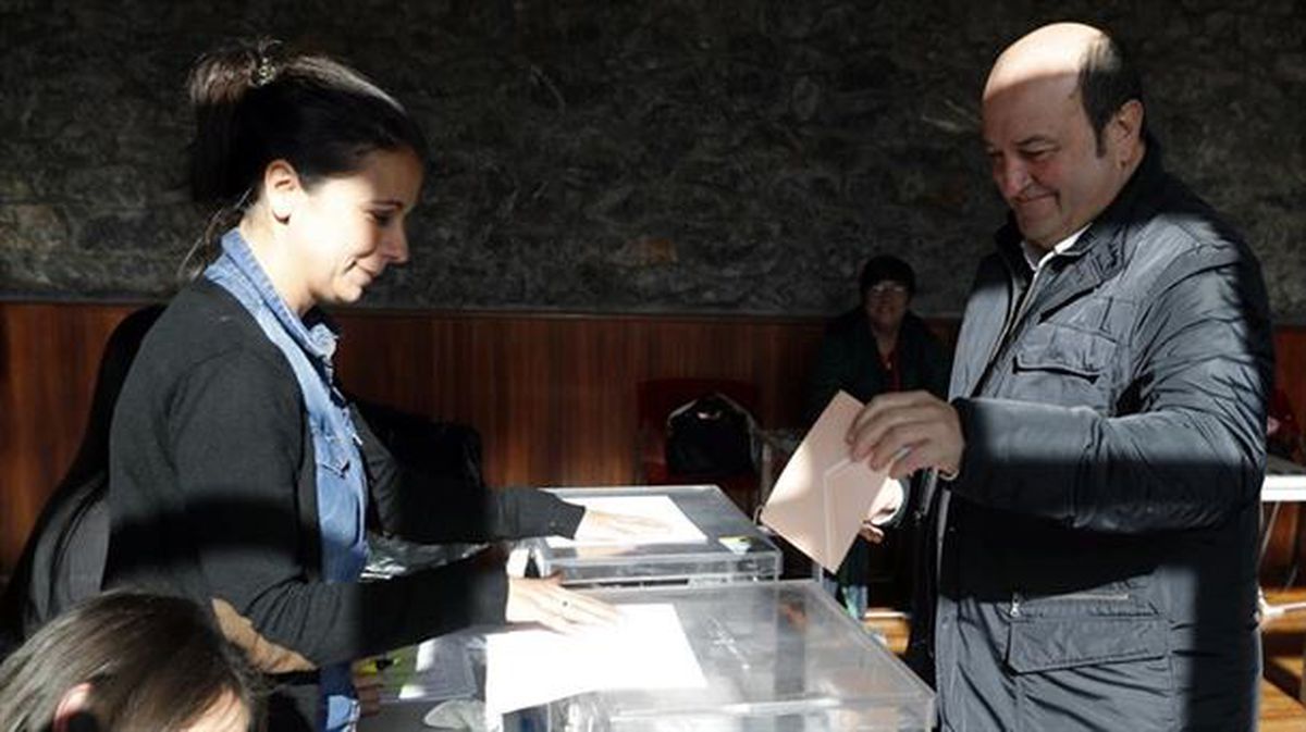 Andoni Ortuzar deposita su voto en las elecciones del 10N.