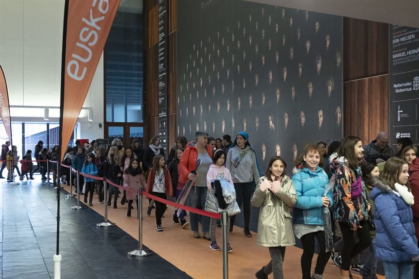 Ilara handiak zeuden sartzeko