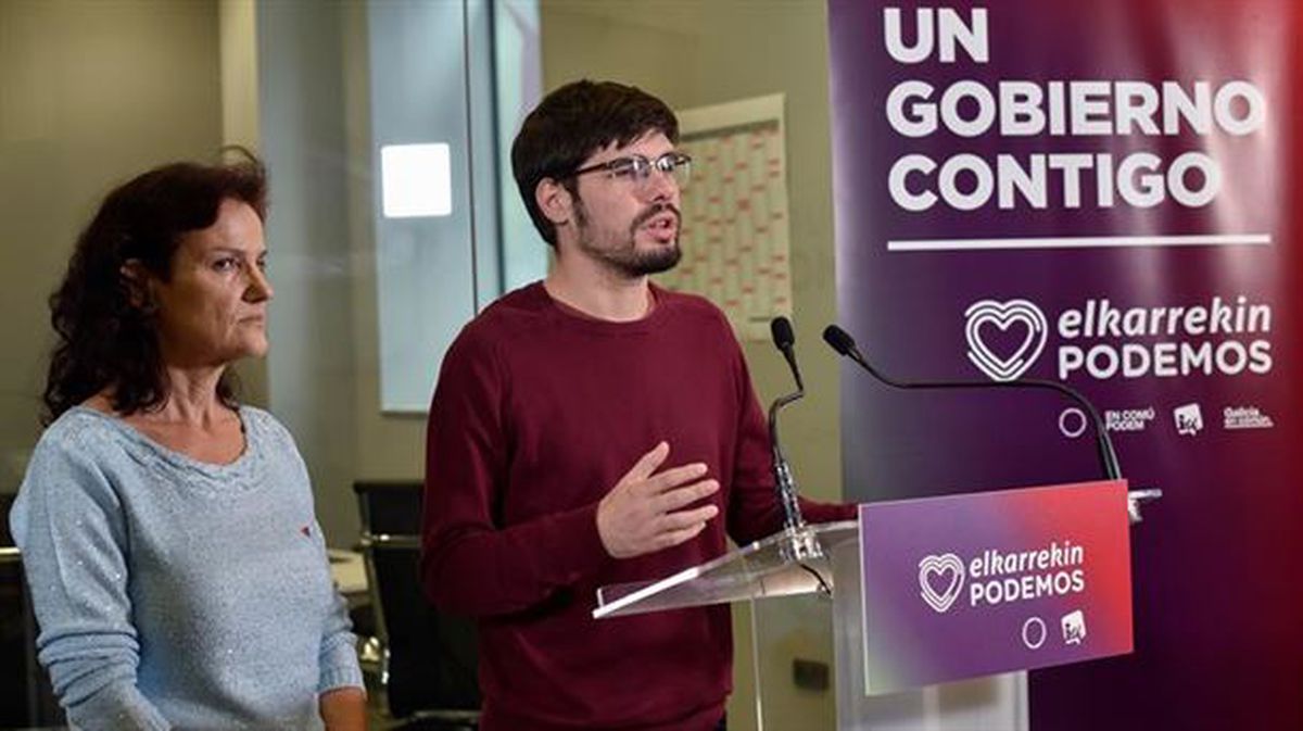 Los máximos responsables de Podemos Euskadi y Ezker Anitza-IU en rueda de prensa