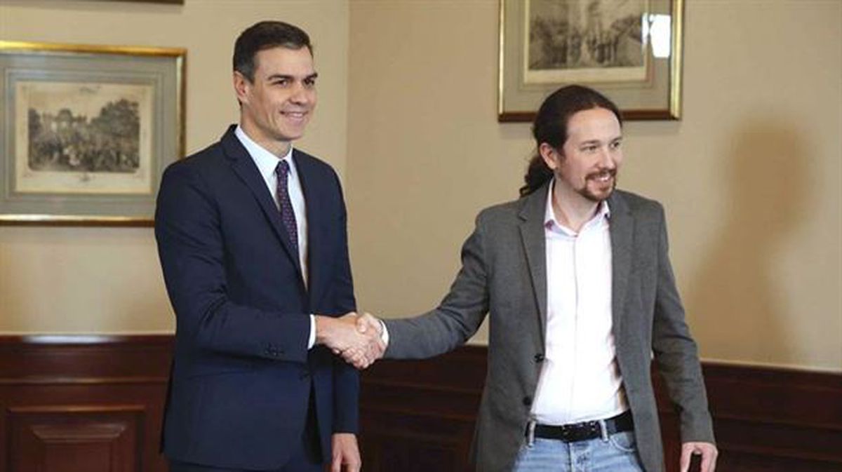 Pedro Sanchez eta Pablo Iglesias, koalizio-gobernua osatzeko akordioa sinatu ostean.