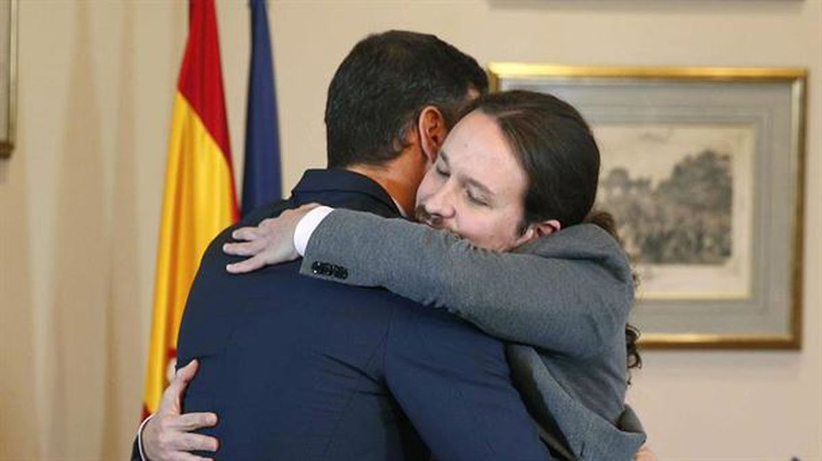El abrazo de Sanchez e Iglesias tras firmar el preacuerdo de coalición