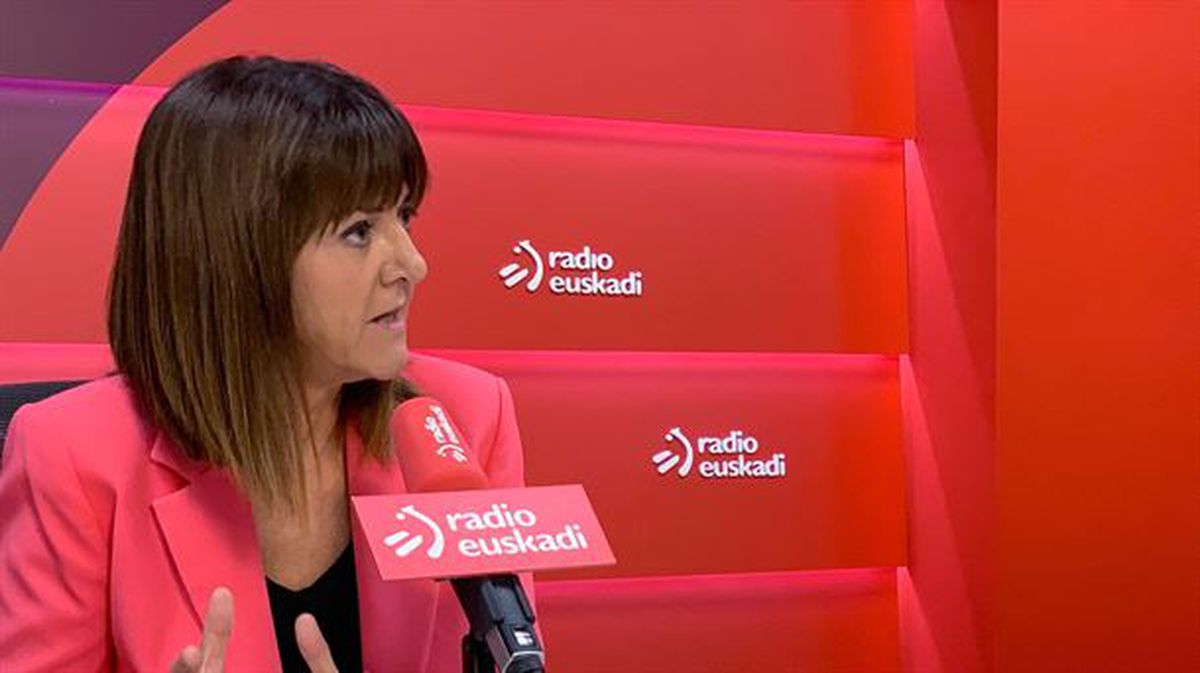 Idoia Mendia, elkarrizketan. Argazkia: Radio Euskadi. 