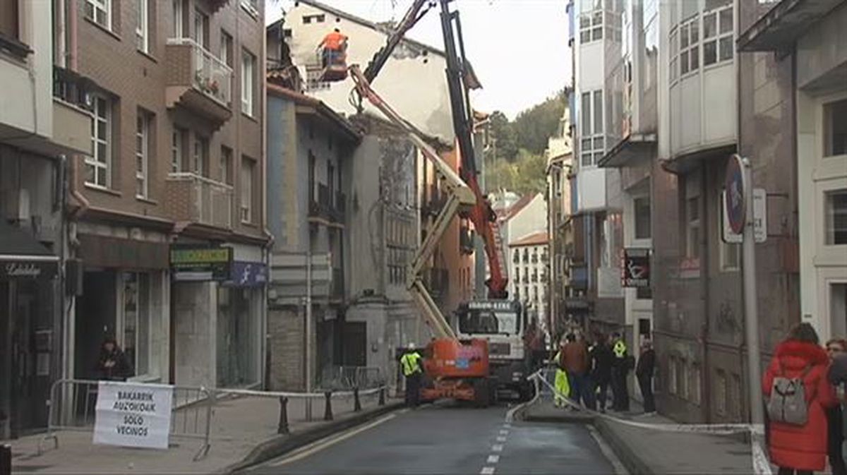 La calle Arragüeta de Eibar cortada por los trabajos de demolición