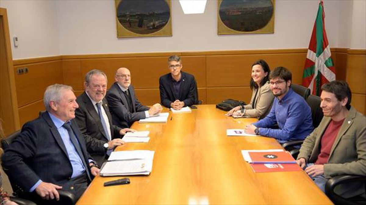 Azpiazu, con la delegación de Elkarrekin Podemos en la negociación. Foto: Efe