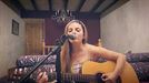 Cristina, de Bilbao, con su guitarra nos envía su versión de 'Lau Teilatu' 