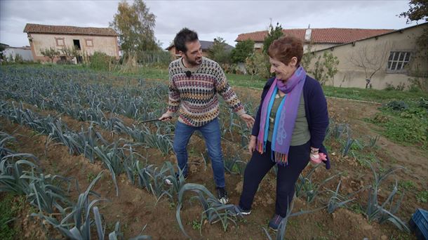 Joseba Arguiñano visita la huerta de Ana María Pérez de Arrilucea en Erentxun