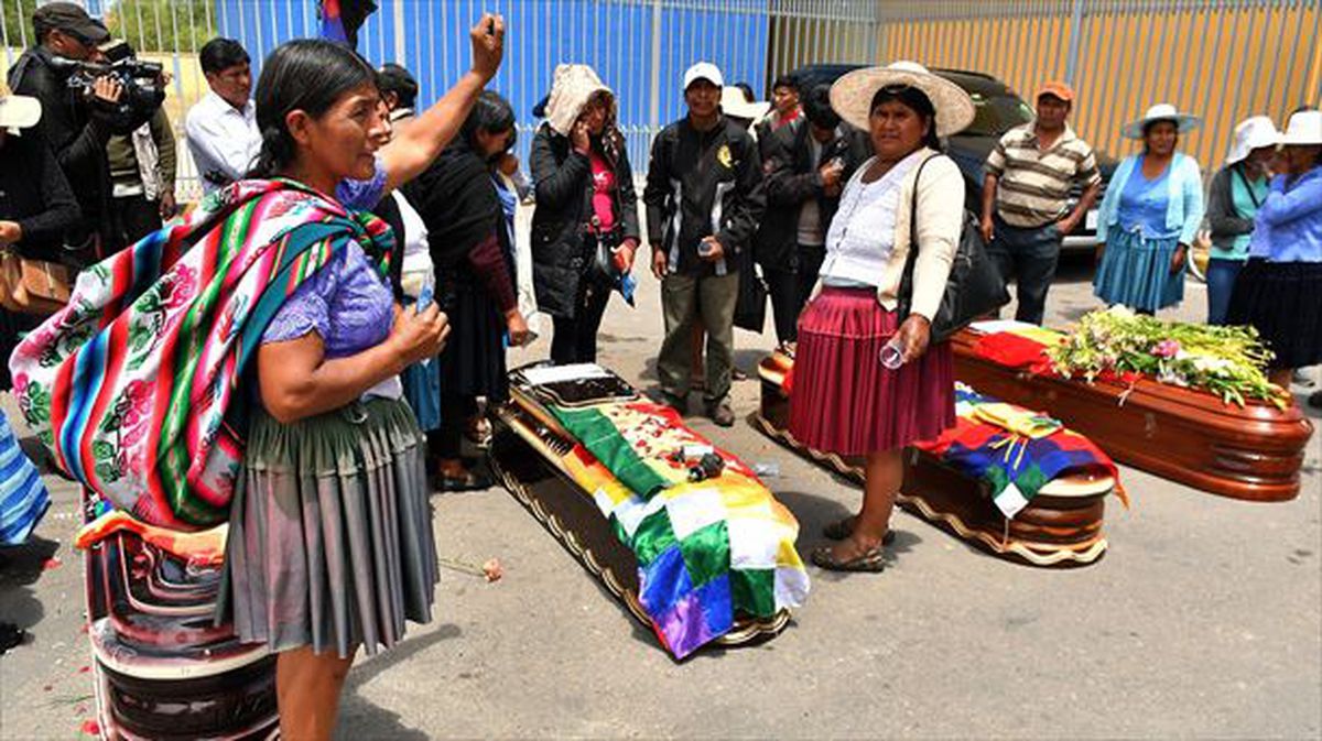 Indigenak Cochabamban hildako nekazarien zerraldoak zaintzen.