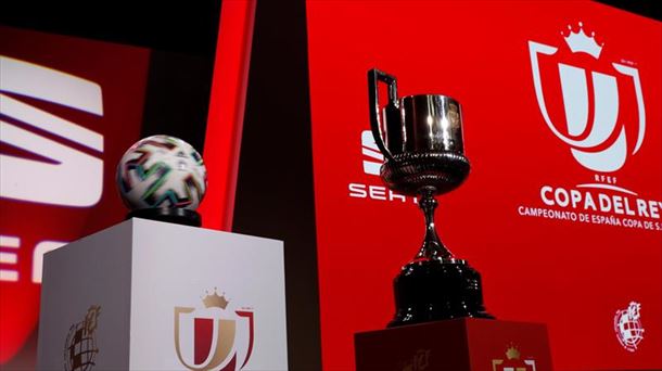 Trofeo y balón de la Copa. Foto: EFE