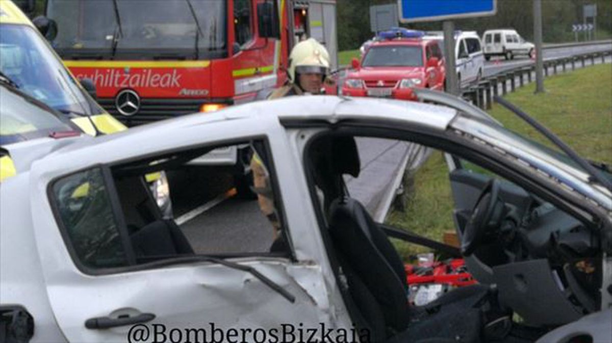 Uno de los coches accidentados en Galdakao (Bizkaia). Foto: Bomberos de Bizkaia