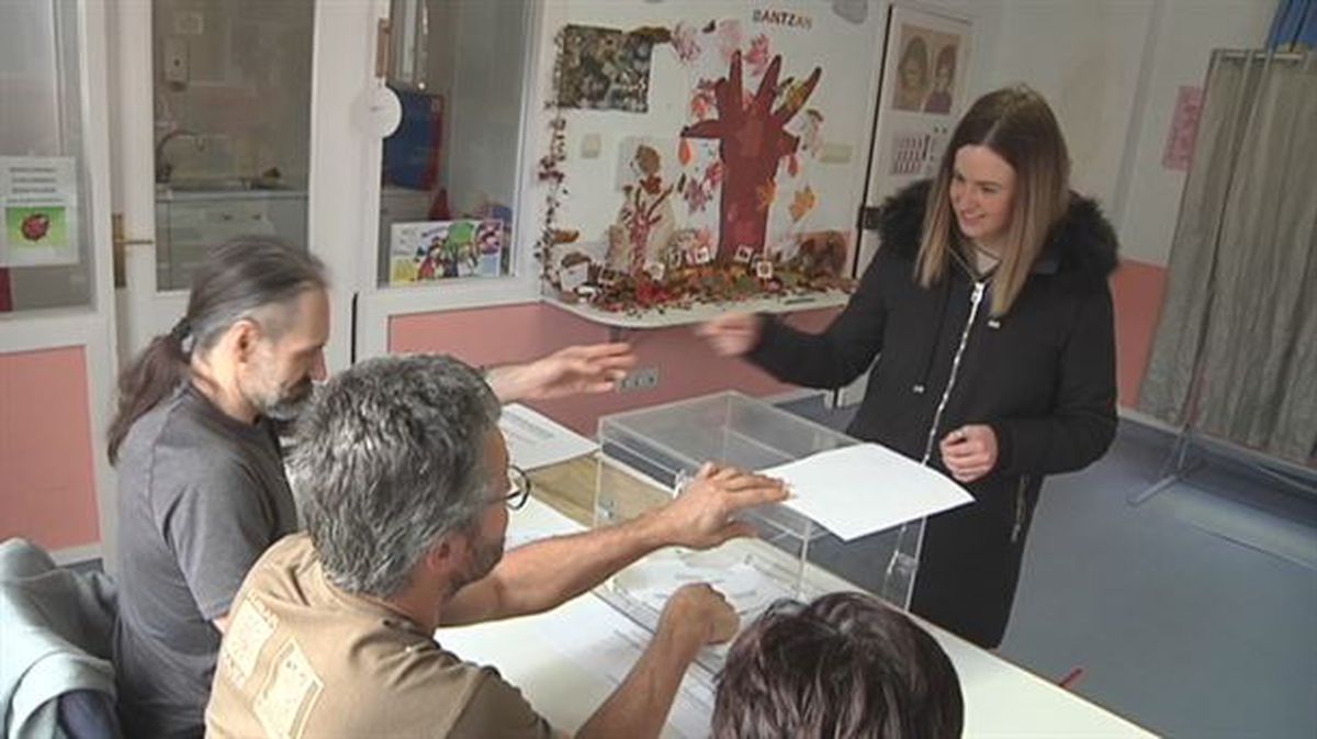 Una vecina vota en Leintz-Gatzaga (Gipuzkoa). Imagen obtenida de un vídeo de EiTB.