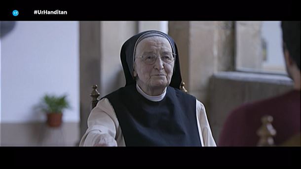 La monja Maria Luisa Zubiarrain charlando con Xabier Madariaga