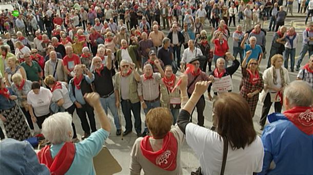 Pensionistas manifestándose en el reportaje '¿Quienes pagarán nuestras pensiones?'