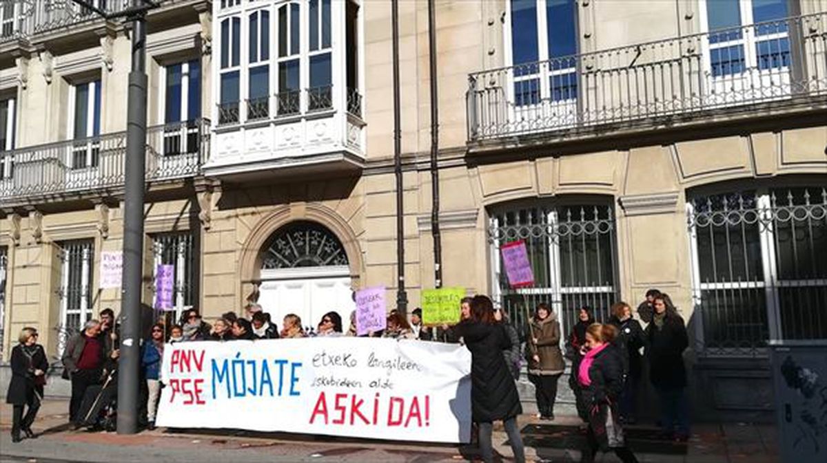 Etxeko langileak Legebiltzarraren aurrean egindako protesta batean. Argazkia: LAB