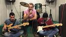 Belatz rock taldeak 'Lau teilatu'ren bertsioa prestatu du