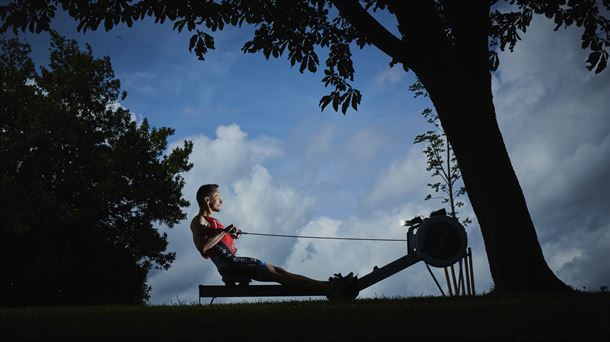 Cartel anunciador de la regata con la figura de Luis Amallobieta practicando en ergómetro