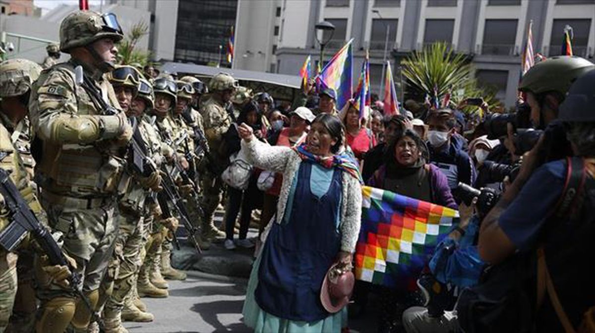 Indigenak eta Evo Moralesen jarraitzaileak, militarrez inguratuta.