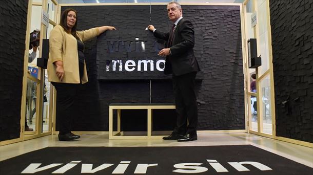 Araluce y Urkullu, en la inauguración de 'Vivir sin miedo, Vivir con memoria', en Bilbao. Foto: Efe