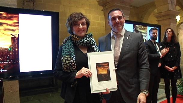 La directora general de EiTB, Maite Iturbe, recibe el galardón.