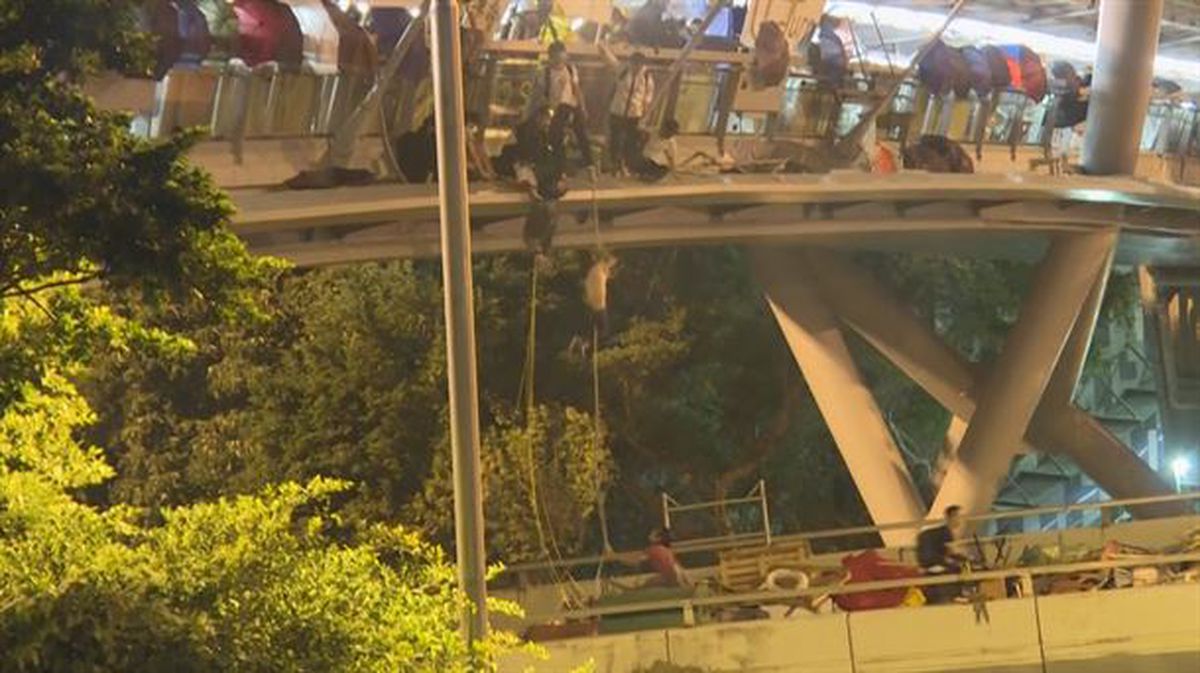 Manifestantes se descuelgan de un puente