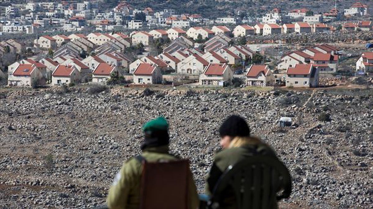 Dos soldados israelíes vigilan un asentamiento en Cisjordania.