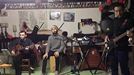 El grupo de música 'Sotano 21' nos envía su particular versión de 'Lau Teilatu'