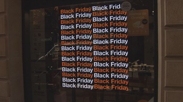 Komertzio baten Black Fridayko dekorazioa.