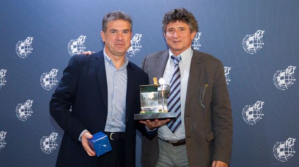 Gonzalo Arconada (izquierda) con el premio