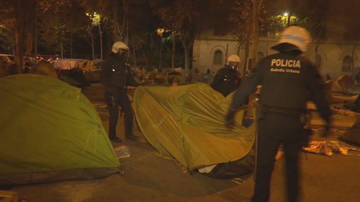 Algunos de los acampados se han enfrentado a los policías
