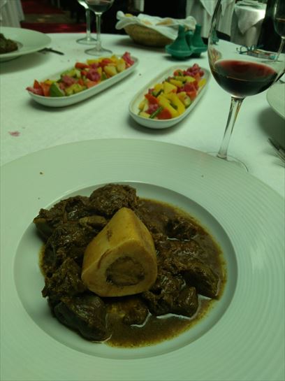 Carne de Ternera con su hueso cocinado en cazuela de baro al horno de leña, unas 3 horas, 20.11.19