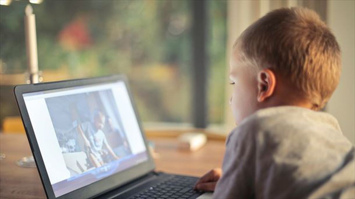 Un niño observa un vídeo en el que es protagonista