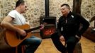 Aitor a la guitarra, Josetxu la voz y Ainhoa la corista, se animan con 'Lau Teilatu'