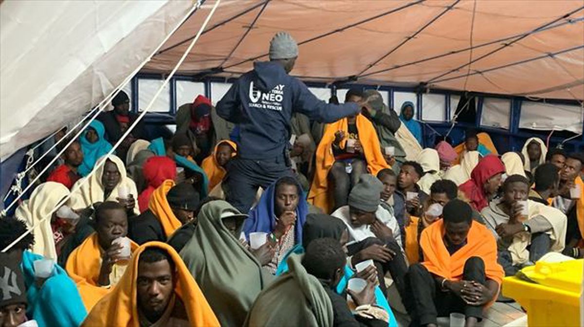 Personas rescatadas en el buque 'Aita Mari'. Imagen obtenida de un vídeo de EiTB.
