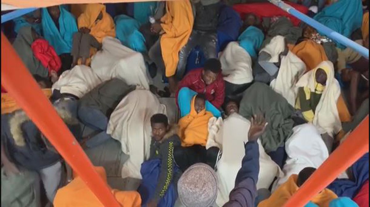 Personas rescatadas en el buque 'Aita Mari'. Imagen obtenida de un vídeo de EiTB.