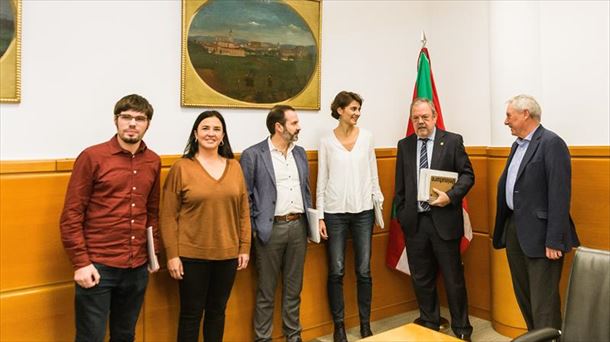 Representantes de Elkarrekin Podemos y del Gobierno Vasco. Foto: Efe