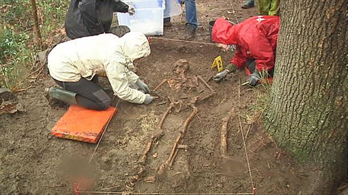 Imagen de la exhumación uno de los combatientes