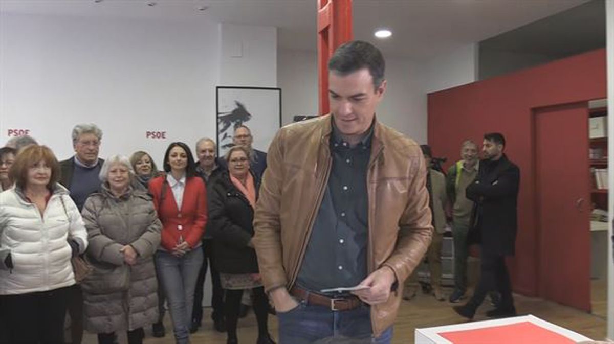 Pedro Sánchez también ha participado en la consulta. Foto obtenida de un vídeo de EiTB. 