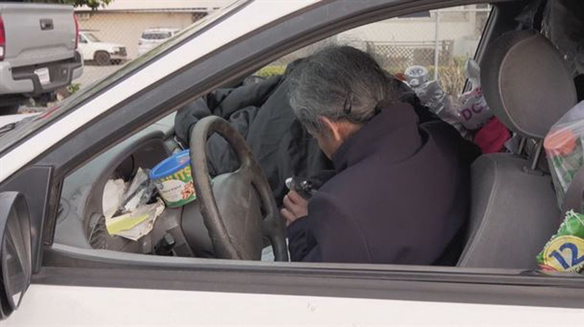 La mujer de la imagen vive en su coche. Foto obtenida de un vídeo de EiTB. 