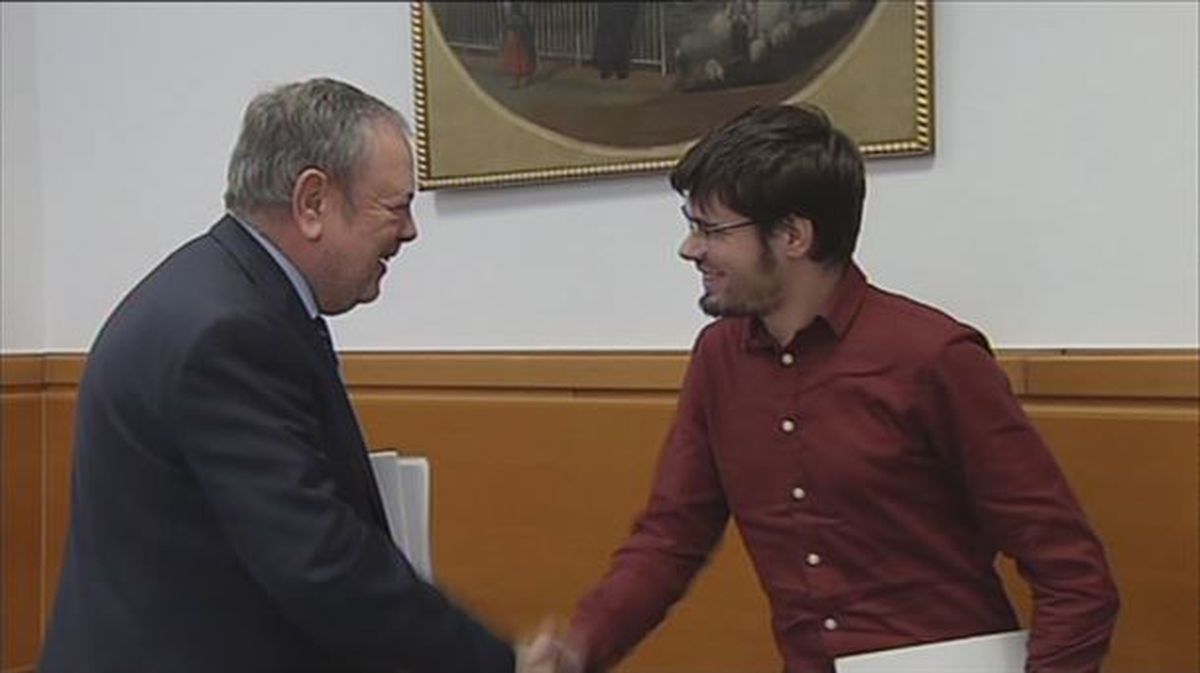 El consejero Azpiazu saluda al líder de Elkarrekin Podemos Lander Martínez. Foto de vídeo de EiTB.