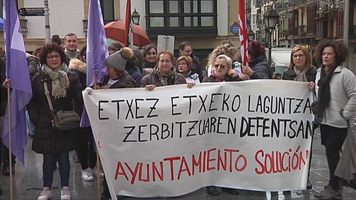 Trabajadoras de ayuda a domicilio , hoy, en Bilbao. Foto: EiTB. 