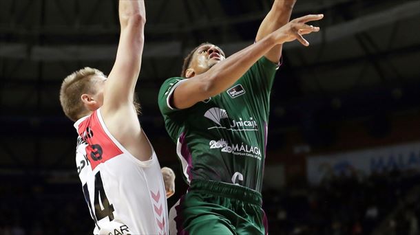 Jugadores de Unicaja y Bilbao Basket pugnan por un balón