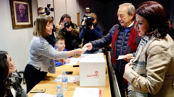 La vicesecretaria general del PSOE, Adriana Lastra, en la sede de Oviedo. Foto: EFE/ J. L. Cereijido